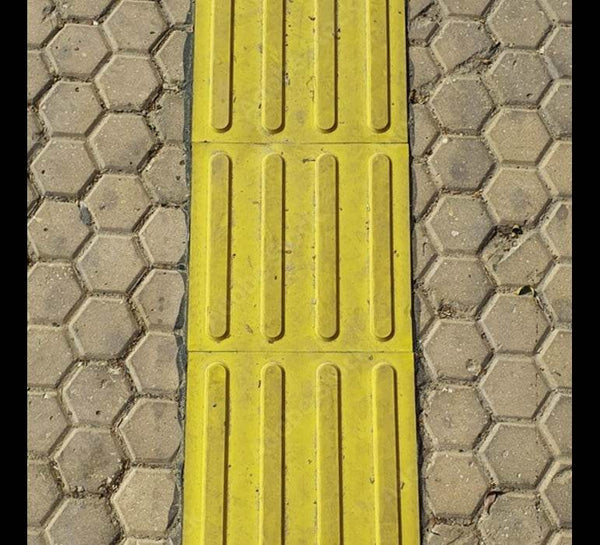 Piso Podotáctil Estriado 30x30cmx7mm playplaza.uy