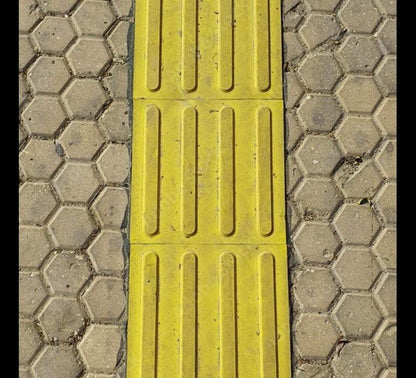 Piso Podotáctil Estriado 30x30cmx7mm playplaza.uy